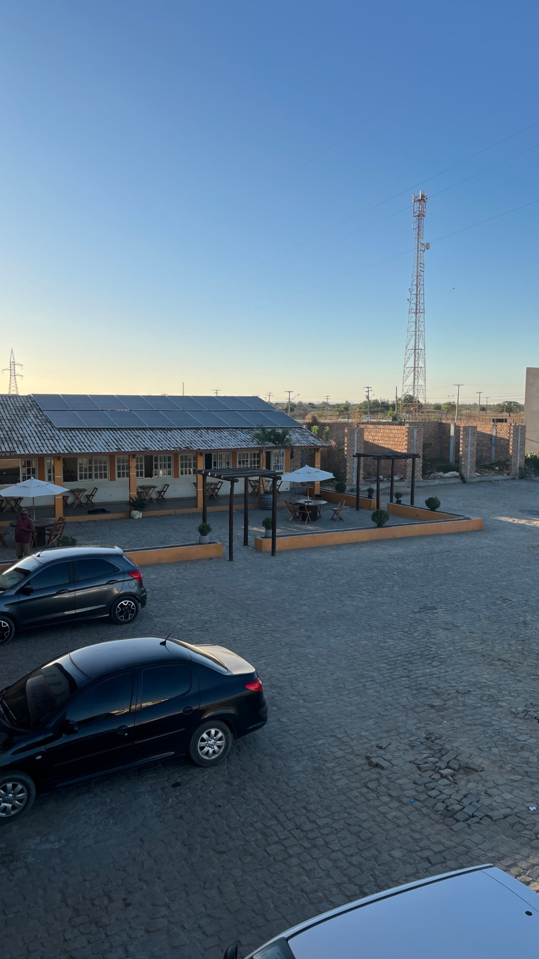 Estacionamento amplo e gratuito em frente ao restaurante