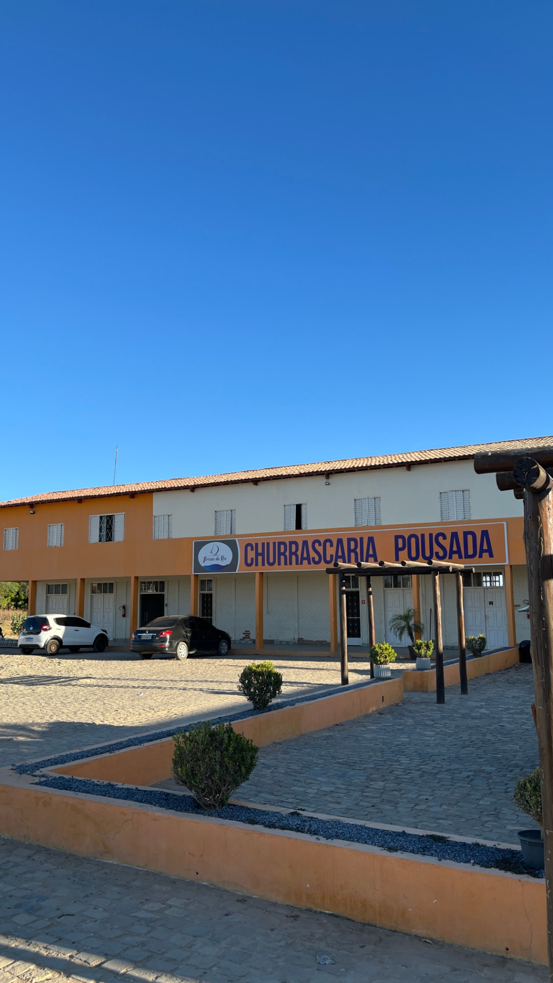 Fachada da Churrascaria e Pousada Brisas do Rio na BA-161, em Barra, Bahia
