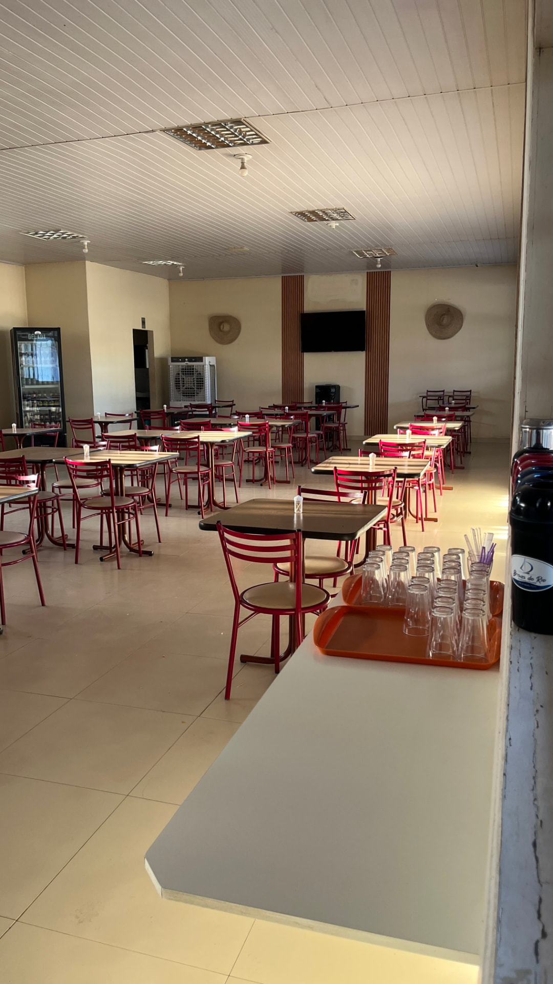 Salão do restaurante com mesas amplas e organizadas